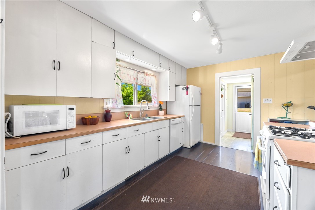 8589 Bender Road Lynden, WA 98264 - Photo 10 of 24 Gallery Image 10