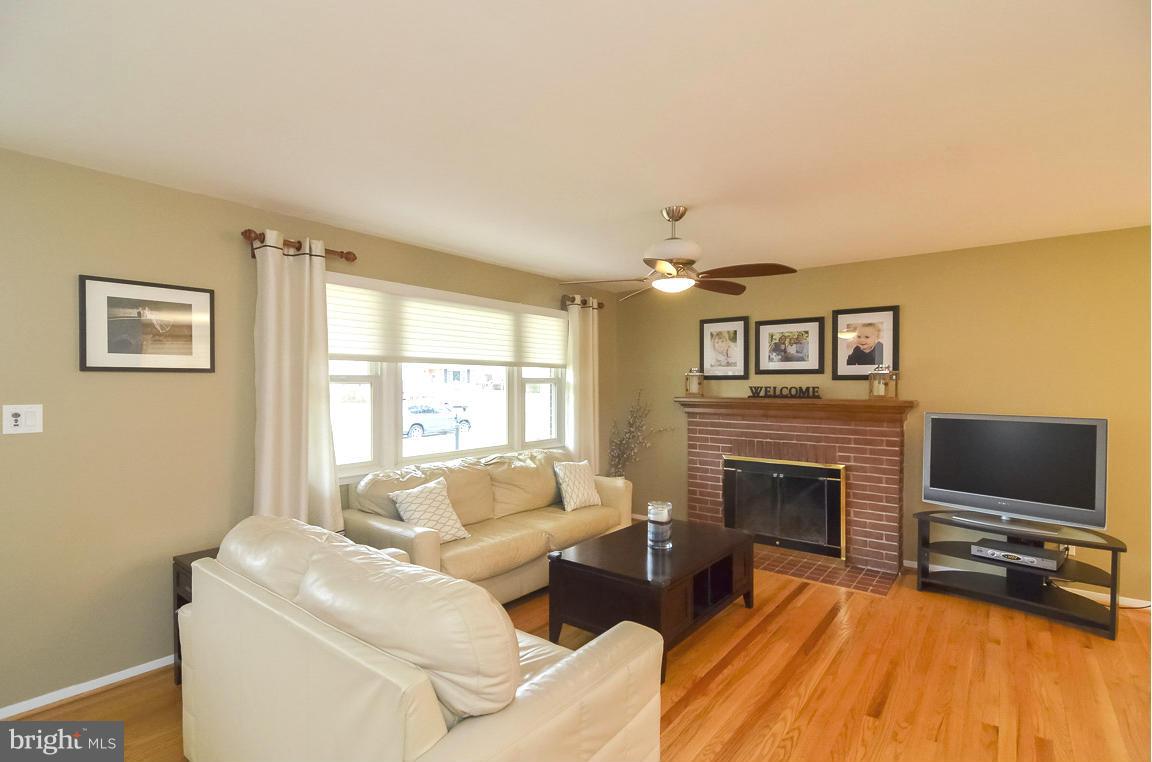 7511 Gresham Street Springfield, VA 22151 - Photo 4 of 30 Living Room