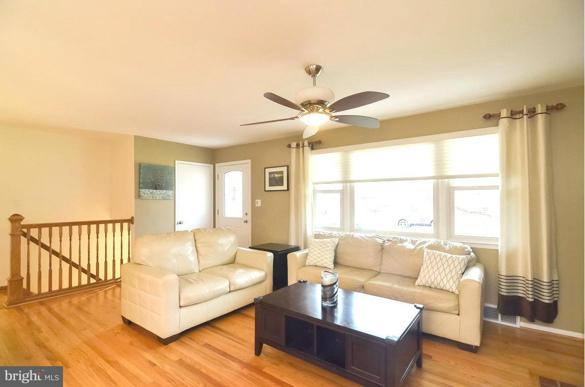 7511 Gresham Street Springfield, VA 22151 - Photo 5 of 30 Living Room