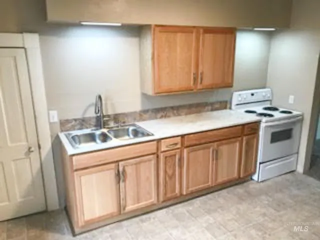 $599,900 | 410 South Hayes Avenue, Emmett, ID 83617