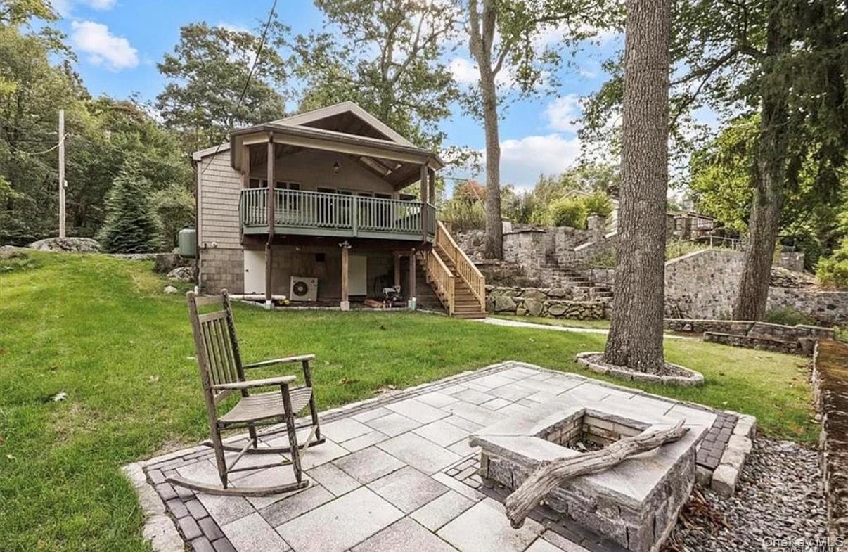 11 Oakdale Road Putnam Valley, NY 10579 - Photo 23 of 31 a front view of a house with garden