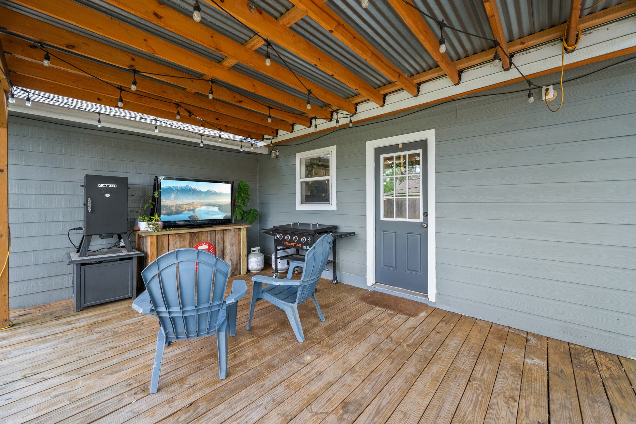 431 Corydon Drive Houston, TX 77336 - Photo 10 of 26 This inviting area offers ample room for seating and dining, making it ideal for relaxing evenings or entertaining while enjoying the peaceful backyard setting. Access to the dining room and kitchen offers ease for indoor-outdoor dining.