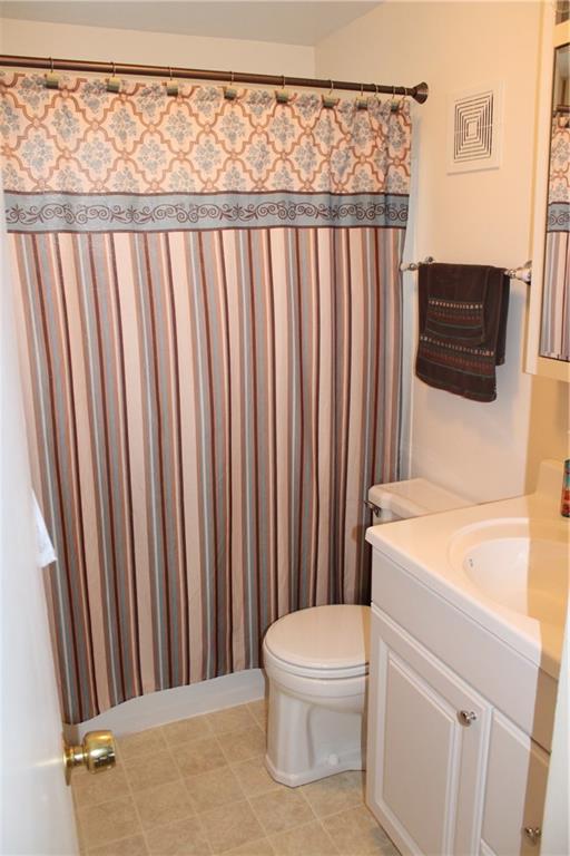 960 Lindsay Road Carnegie, PA 15106 - Photo 13 of 24 Neutral, upper level, full bathroom.