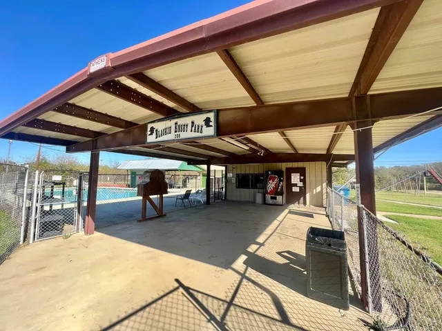 $1,200 | 304 Wildwind Street, Gun Barrel City, TX 75156