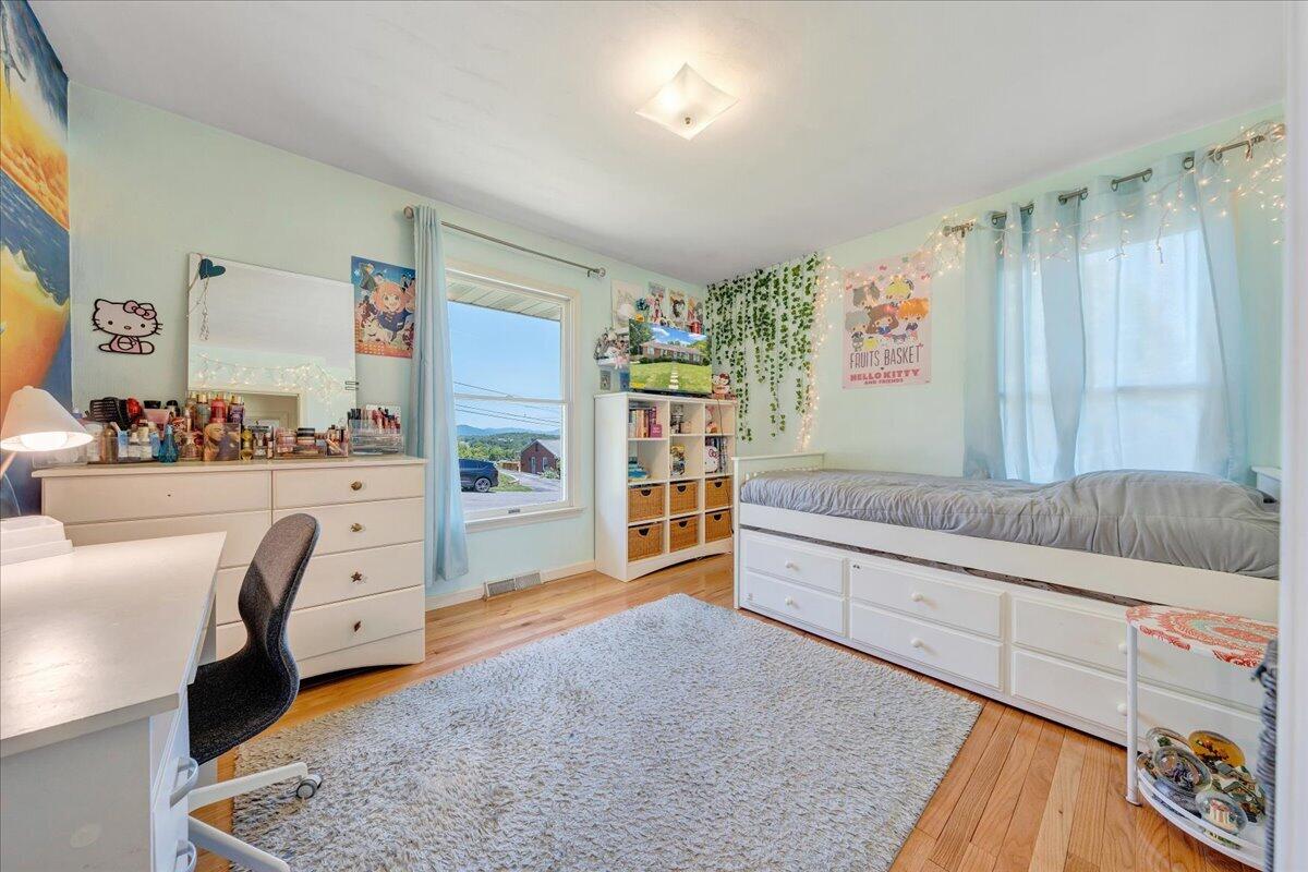 4434 Rosecrest Road Roanoke, VA 24018 - Photo 15 of 48 a room with furniture and a rug