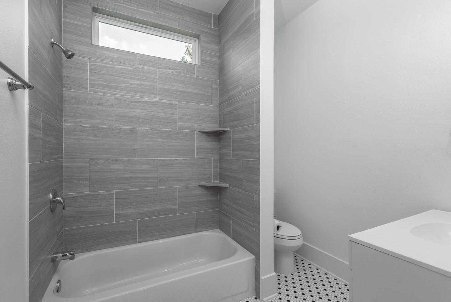 2311 Lee Street Houston, TX 77026 - Photo 15 of 25 Primary Bathroom.