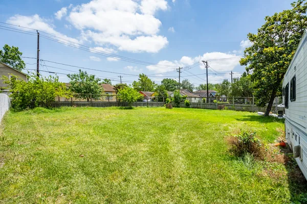 $1,850 | 2311 Lee Street, Houston, TX 77026