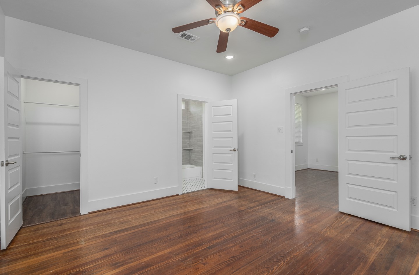 2311 Lee Street Houston, TX 77026 - Photo 9 of 25 Front bedroom with walk in closet and full bathroom.