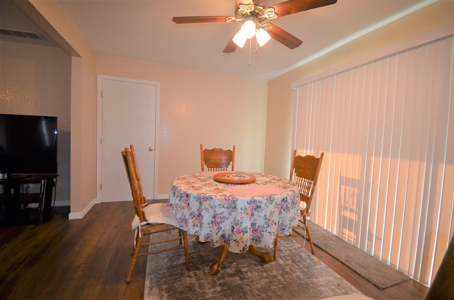 16936 Mark Road Madera, CA 93636 - Photo 11 of 27 Very large slider that oversees the back patio and yard.