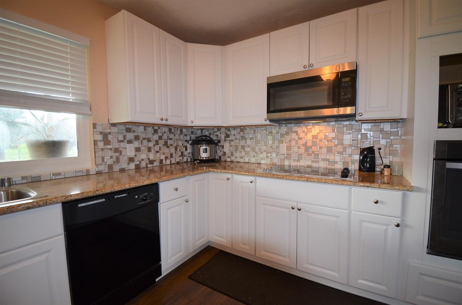 16936 Mark Road Madera, CA 93636 - Photo 19 of 27 Each corner has a lazy Susan cabinet for ease of storage.
