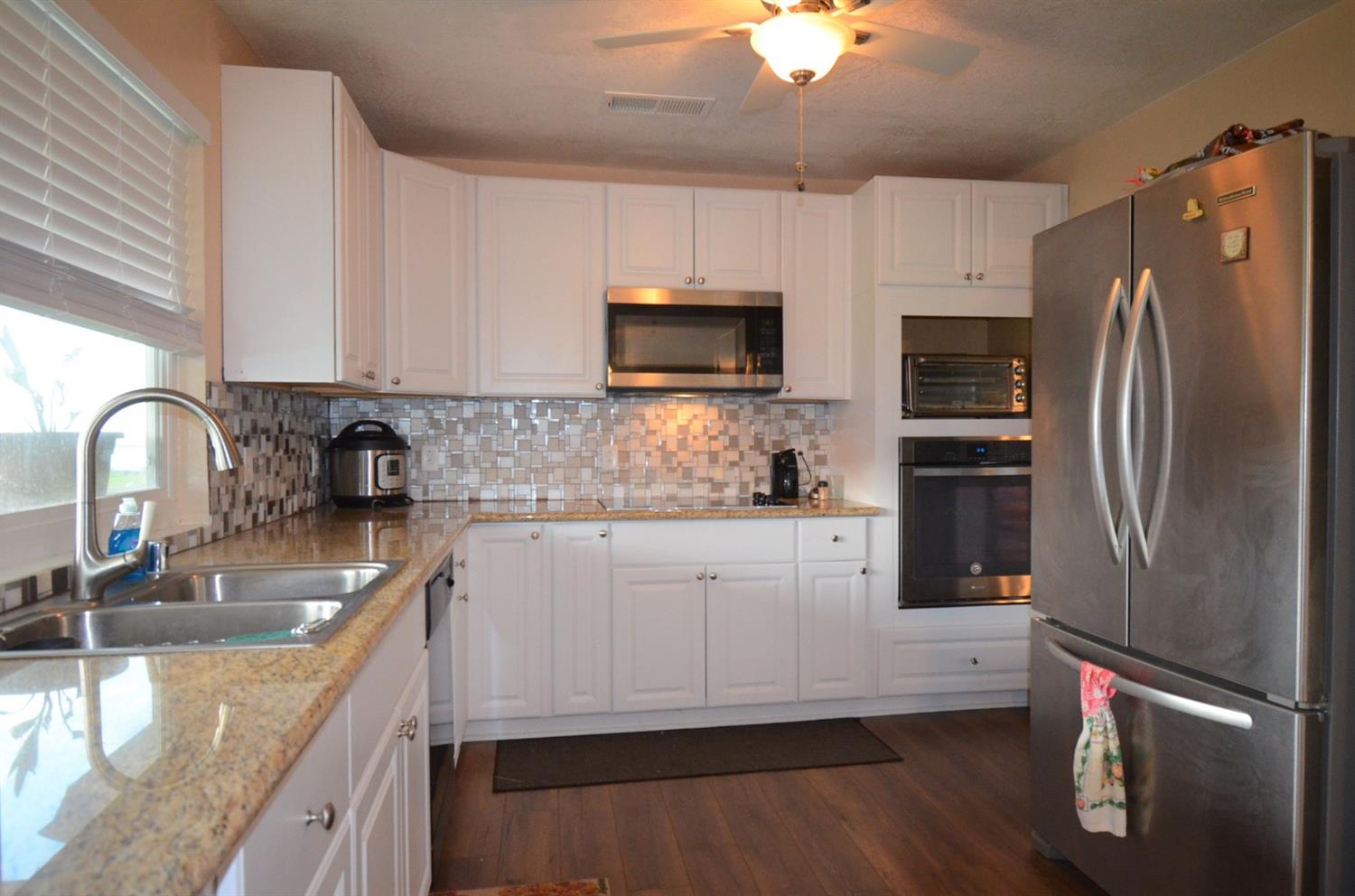 16936 Mark Road Madera, CA 93636 - Photo 20 of 27 Above the cook top microwave, new oven.