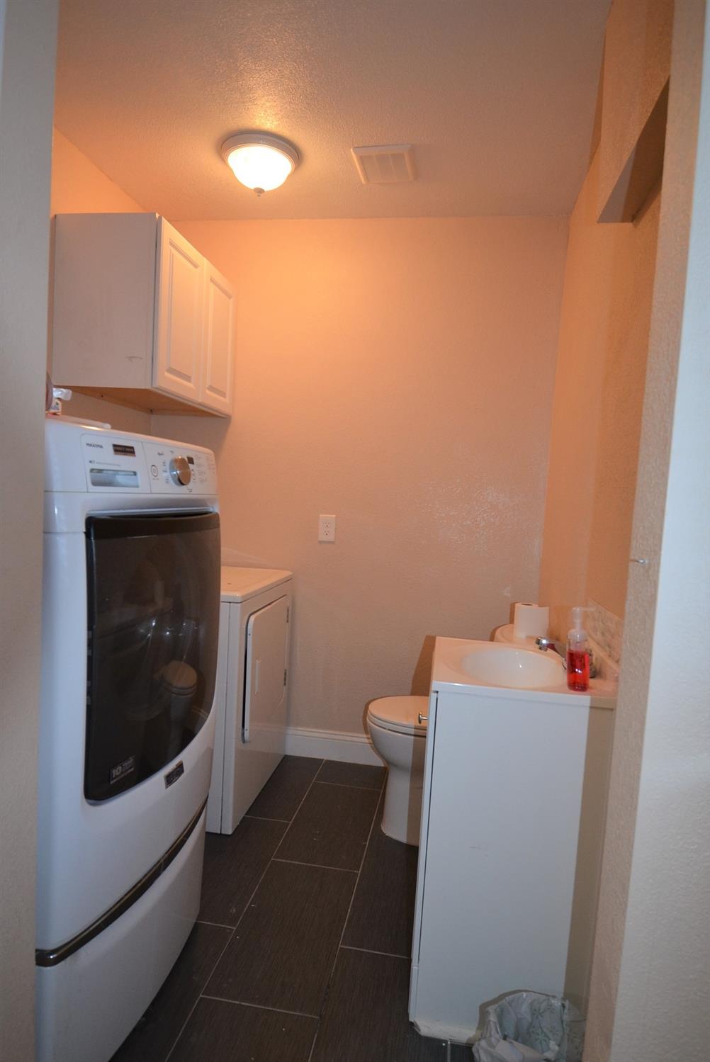 16936 Mark Road Madera, CA 93636 - Photo 26 of 27 Laundry area in bonus room.