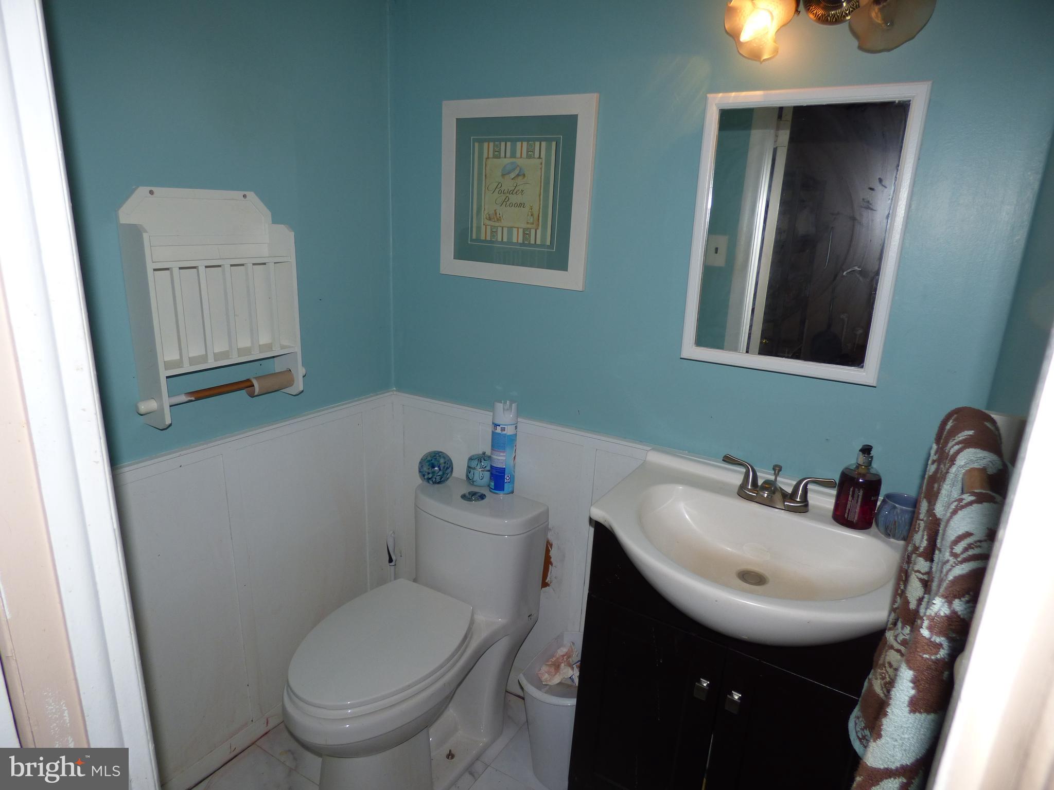 130 Fern Road Southampton, PA 18966 - Photo 13 of 25 Powder room off Familyroom