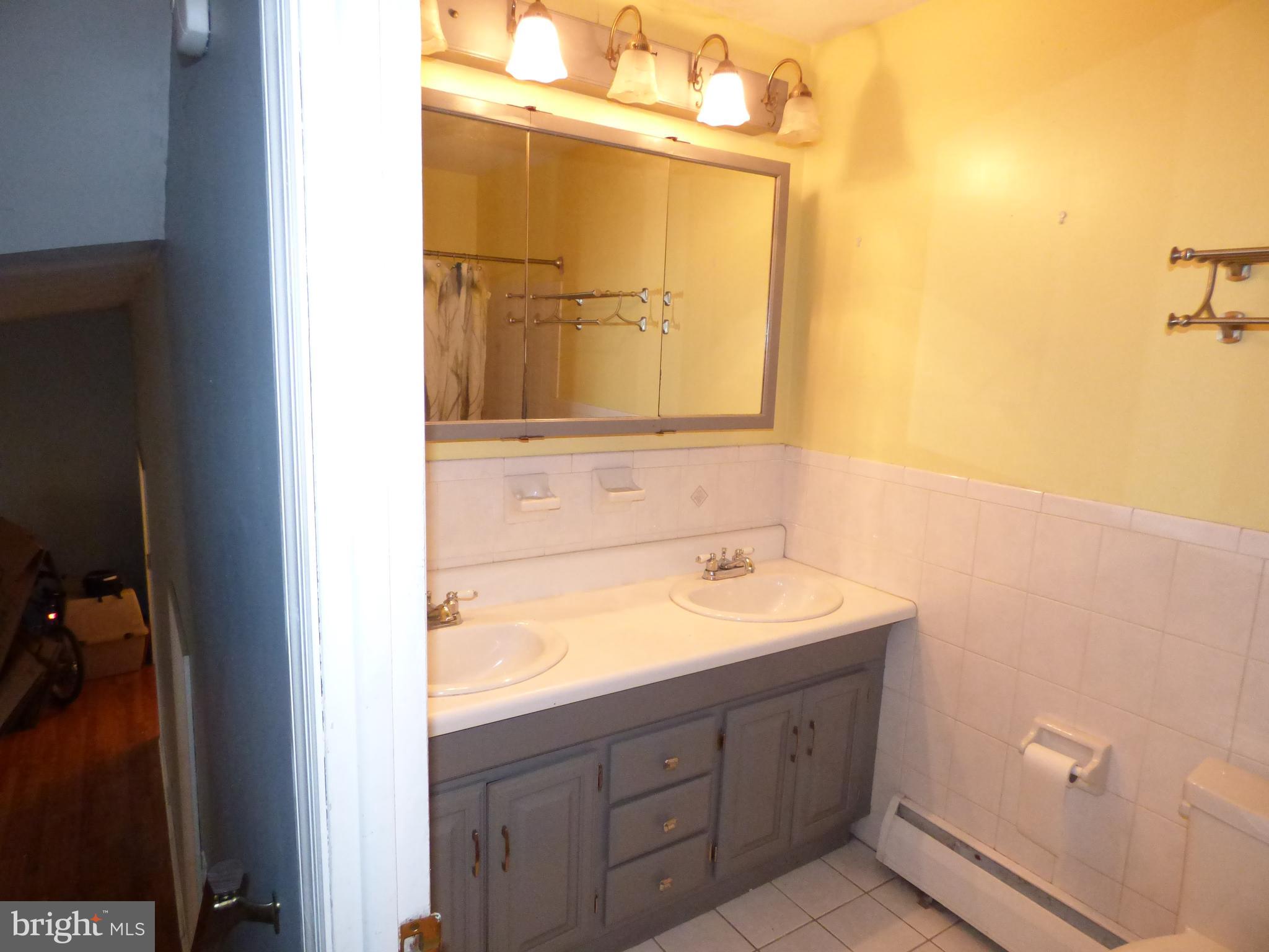 130 Fern Road Southampton, PA 18966 - Photo 16 of 25 2 nd Floor Bath