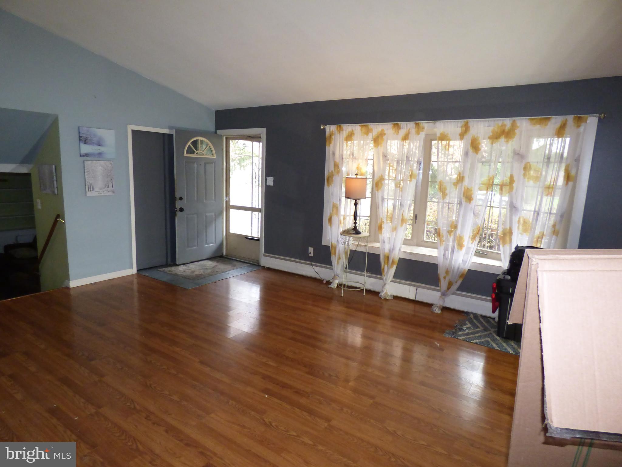 130 Fern Road Southampton, PA 18966 - Photo 5 of 25 Livingroom