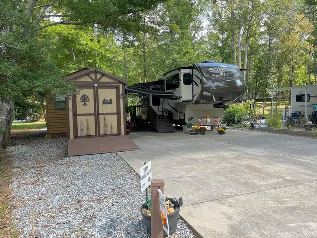 a view of a house with a cars park