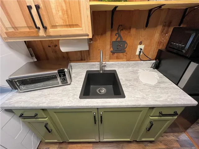 a view of a bench in a backyard