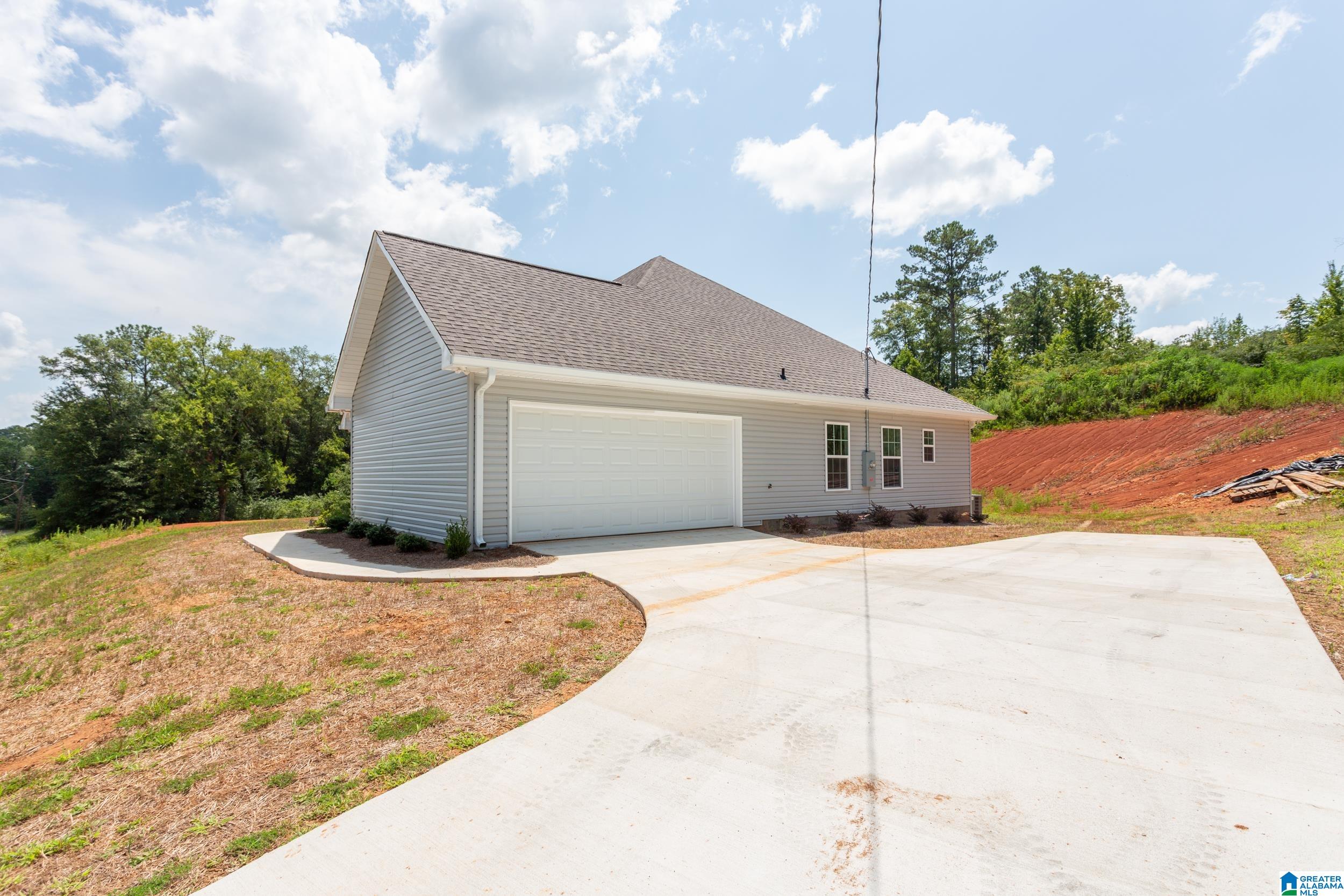 895 Bruce Street Anniston, AL 36201 - Photo 3 of 33