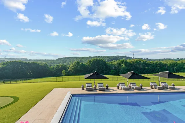 $5,000,000 | S17W28902 Price Court, Genesee, WI 53188