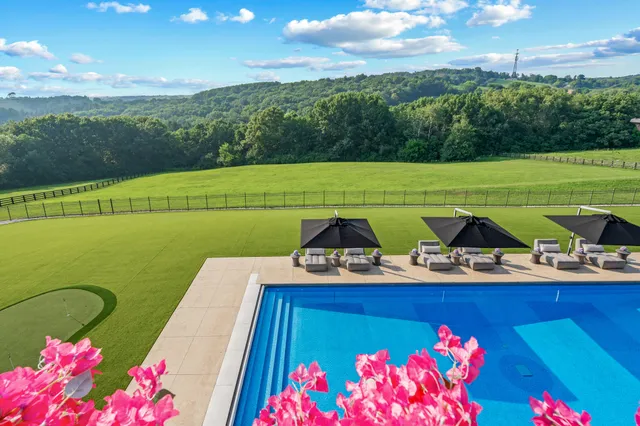 $5,000,000 | S17W28902 Price Court, Genesee, WI 53188