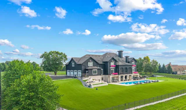 $5,000,000 | S17W28902 Price Court, Genesee, WI 53188