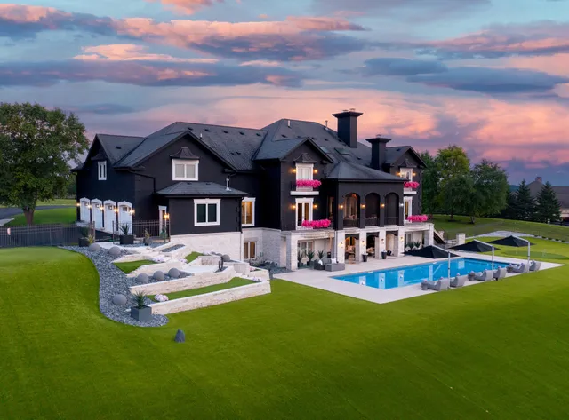 $5,000,000 | S17W28902 Price Court, Genesee, WI 53188