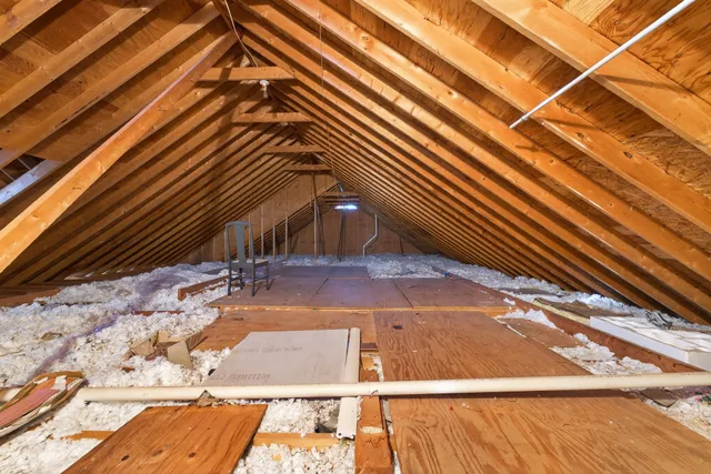 a view of a house with backyard and porch