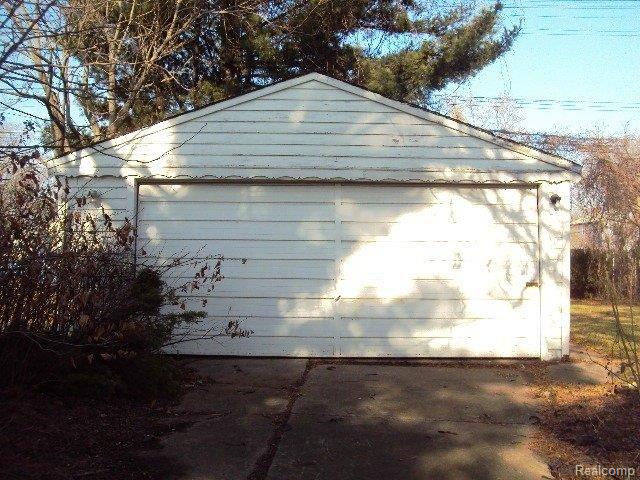 14585 Stephens Road Warren, MI 48089 - Photo 20 of 24 261-711883 - Garage.JPG