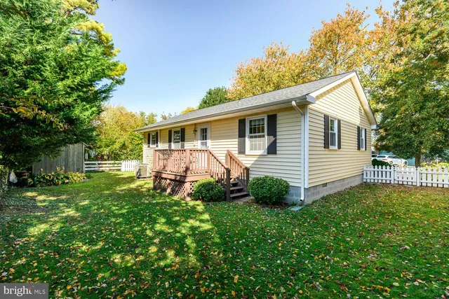 a view of a house with backyard