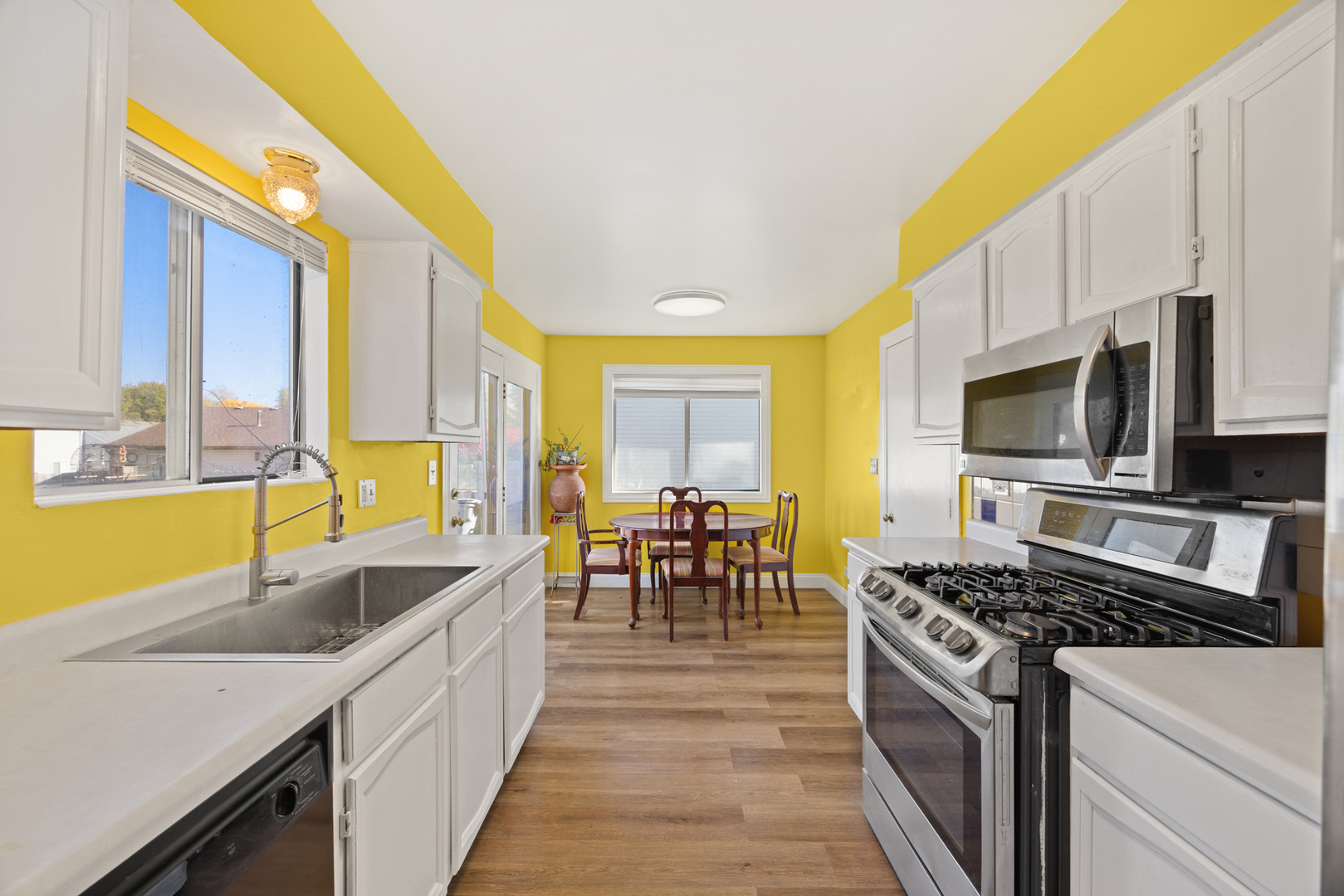 1256 Concord Drive Elgin, IL 60120 - Photo 6 of 22 a kitchen with lots of counter top space
