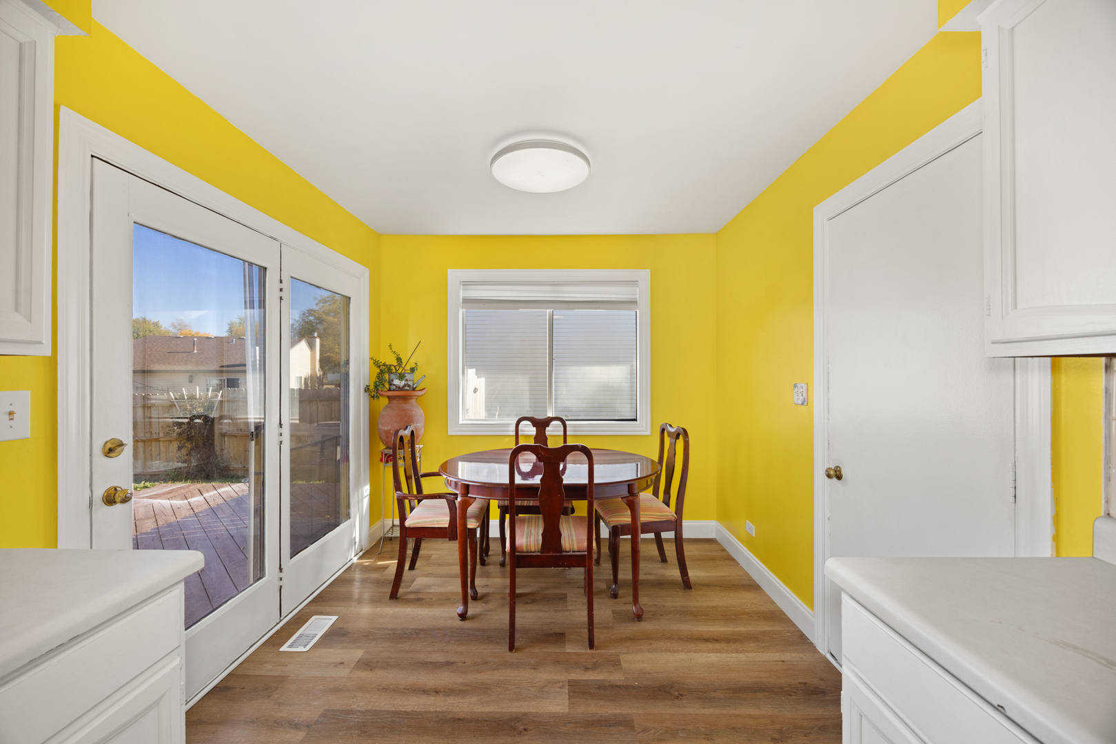 1256 Concord Drive Elgin, IL 60120 - Photo 7 of 22 a dining room with furniture and wooden floor