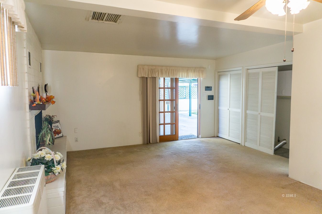 425 North Alvord Street Ridgecrest, CA 93555 - Photo 14 of 43 a view of an empty room with window and cabinet