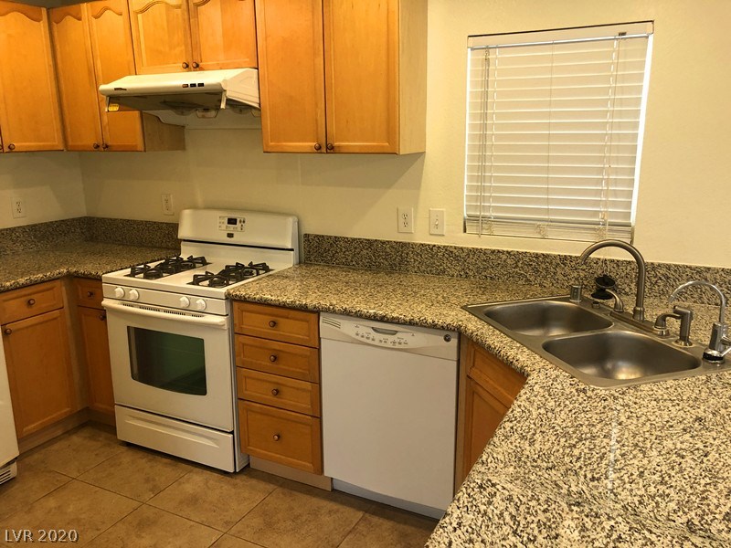 8473 Opal Splendor Avenue Las Vegas, NV 89147 - Photo 12 of 33