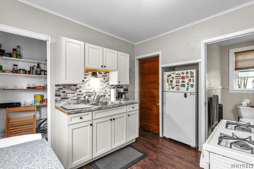 175 Congress Street Buffalo, NY 14213 - Photo 26 of 48 2nd floor: Kitchen with walk-in patry on left