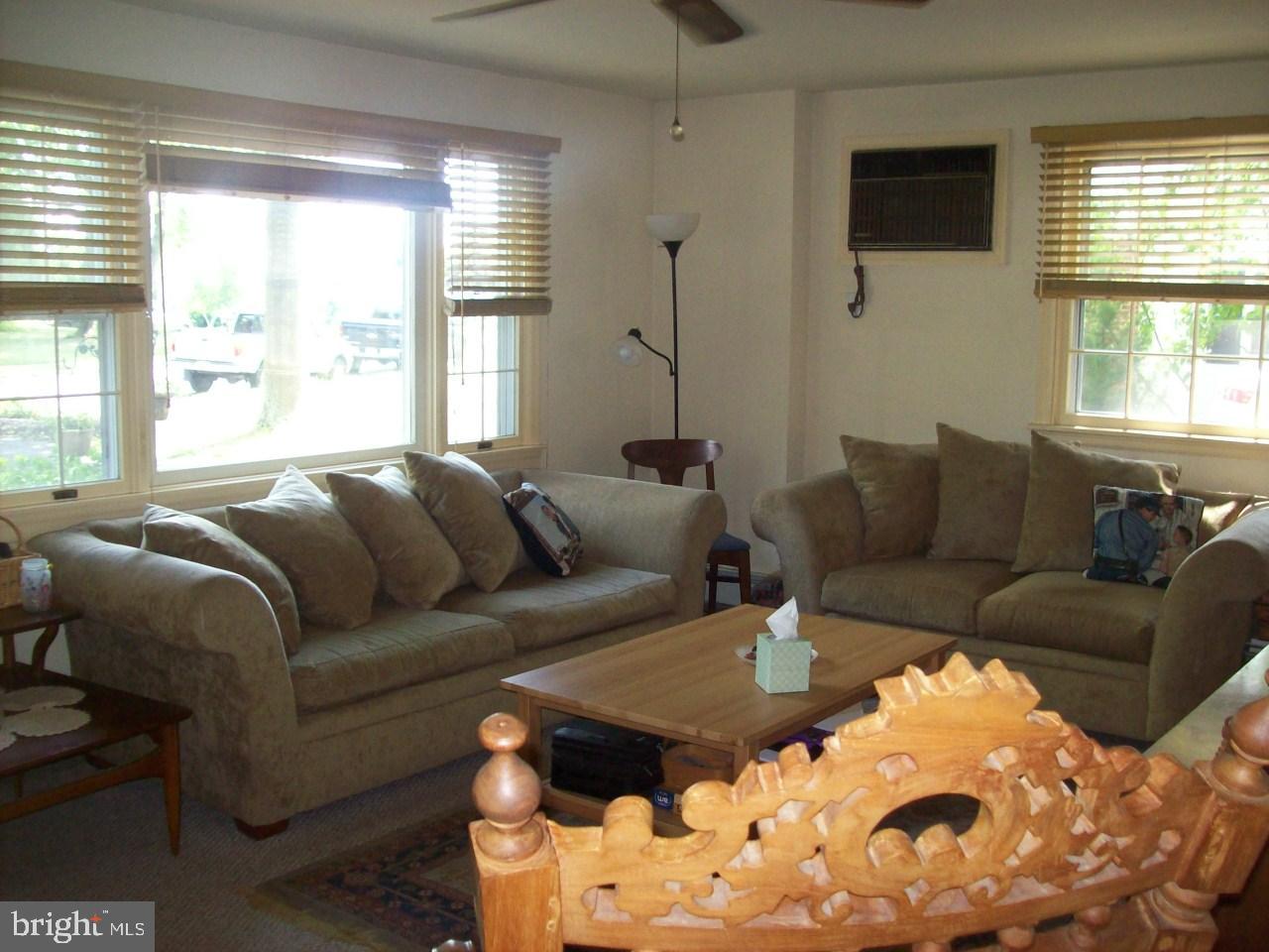 415 Manor Road Hatboro, PA 19040 - Photo 5 of 13 Living room