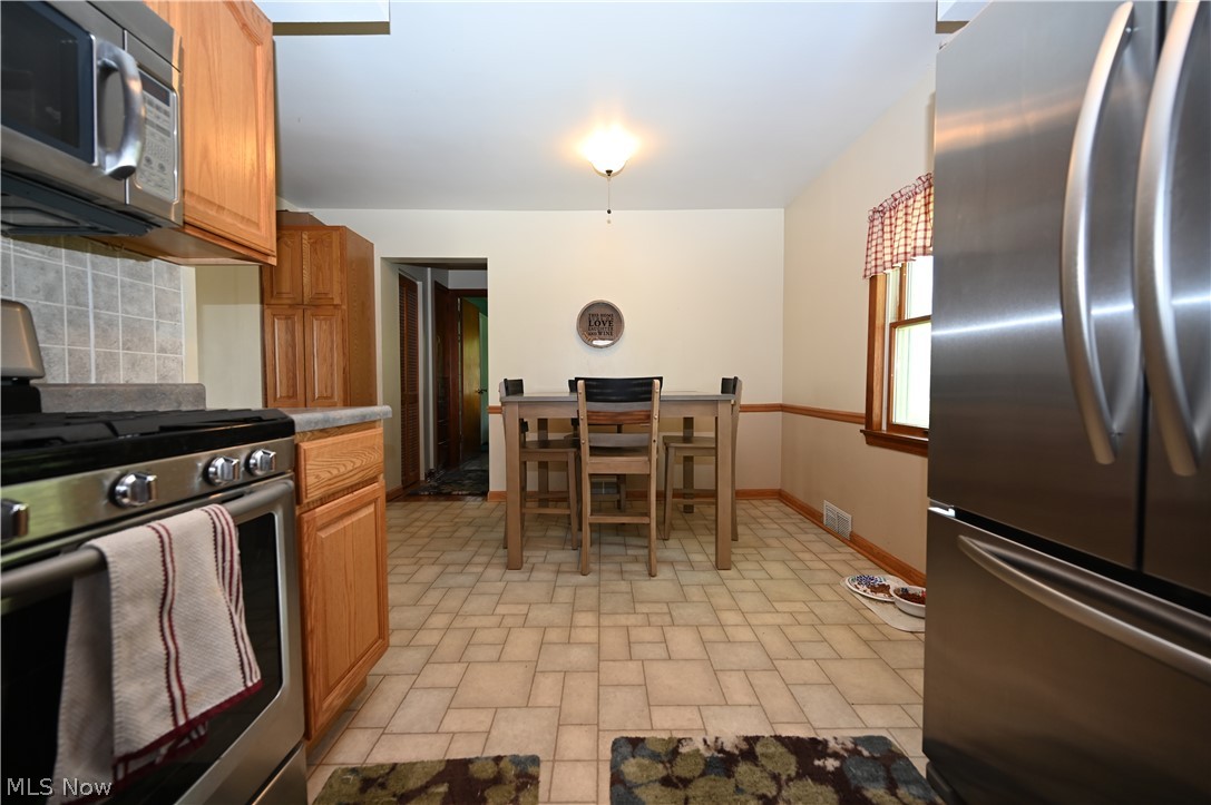 2844 Carson Salt Springs Road Warren, OH 44481 - Photo 8 of 29 Eat in Kitchen