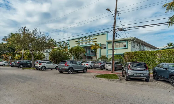 $2,800 | 1255 Marseille Drive, Unit 25, Miami Beach, FL 33141