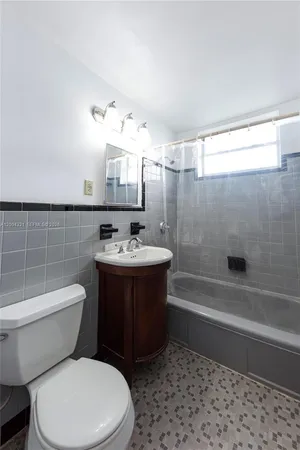 $2,800 | 1255 Marseille Drive, Unit 25, Miami Beach, FL 33141