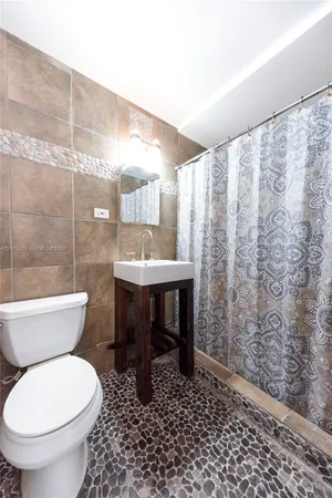 $2,800 | 1255 Marseille Drive, Unit 25, Miami Beach, FL 33141