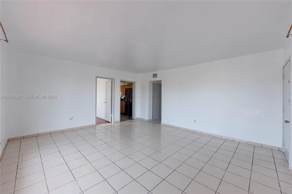 $2,800 | 1255 Marseille Drive, Unit 25, Miami Beach, FL 33141