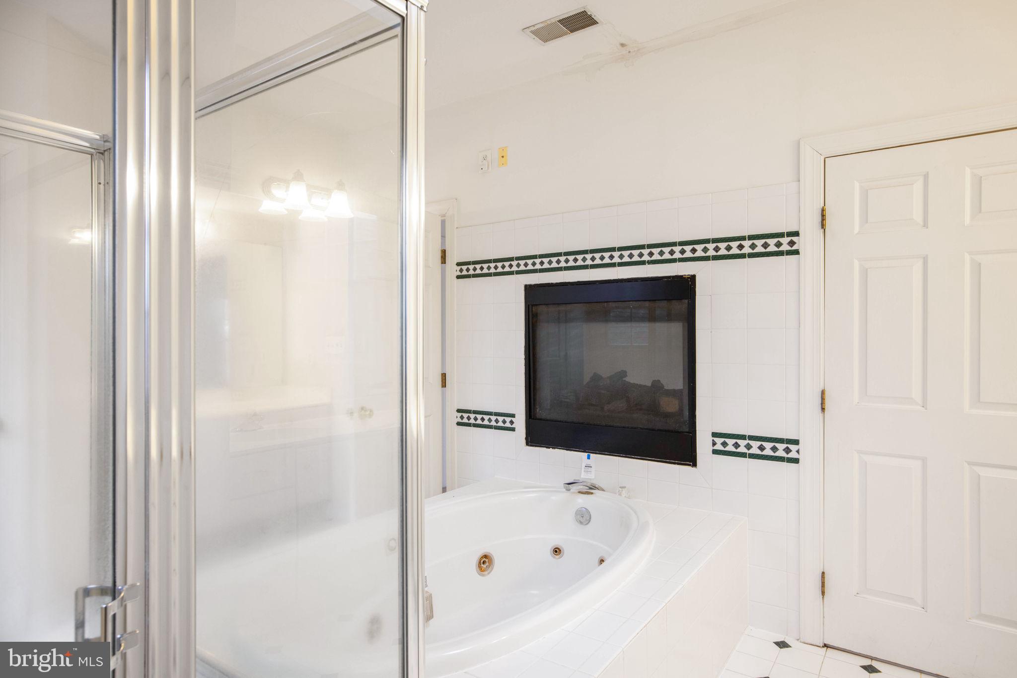 2000 Gresham Lane Davidsonville, MD 21035 - Photo 22 of 34 Main bathroom