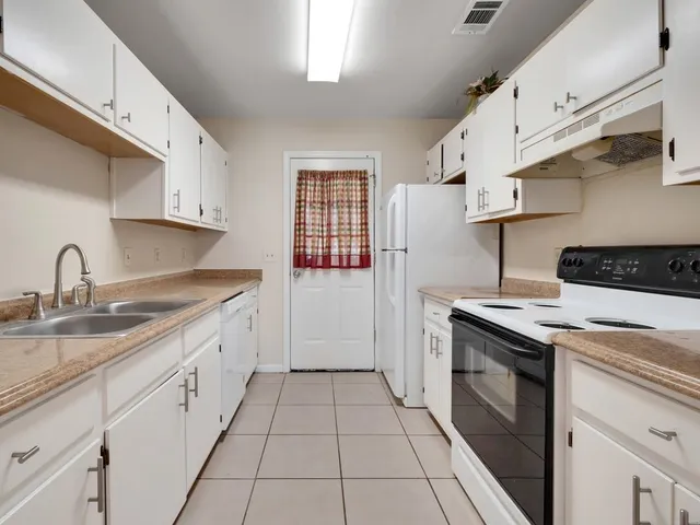 $1,900 | 2221 Timberwood Circle South, Tallahassee, FL 32304