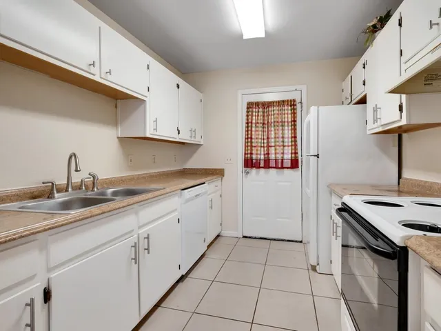 $1,900 | 2221 Timberwood Circle South, Tallahassee, FL 32304