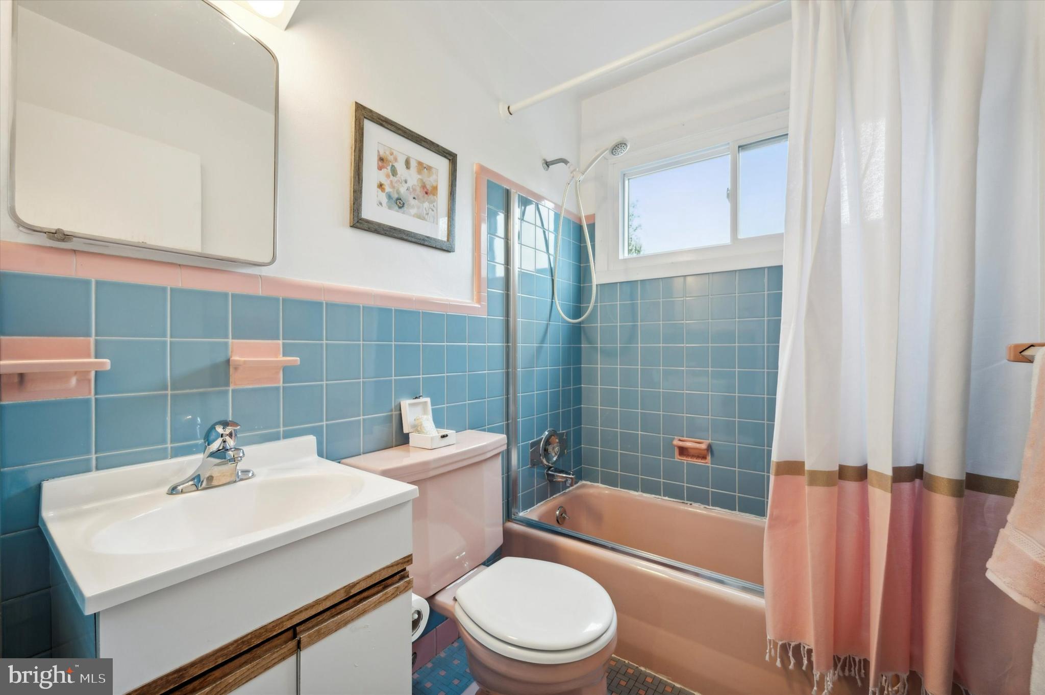 135 Cornell Road Bala Cynwyd, PA 19004 - Photo 25 of 37 a bathroom with a sink a toilet and a bathtub