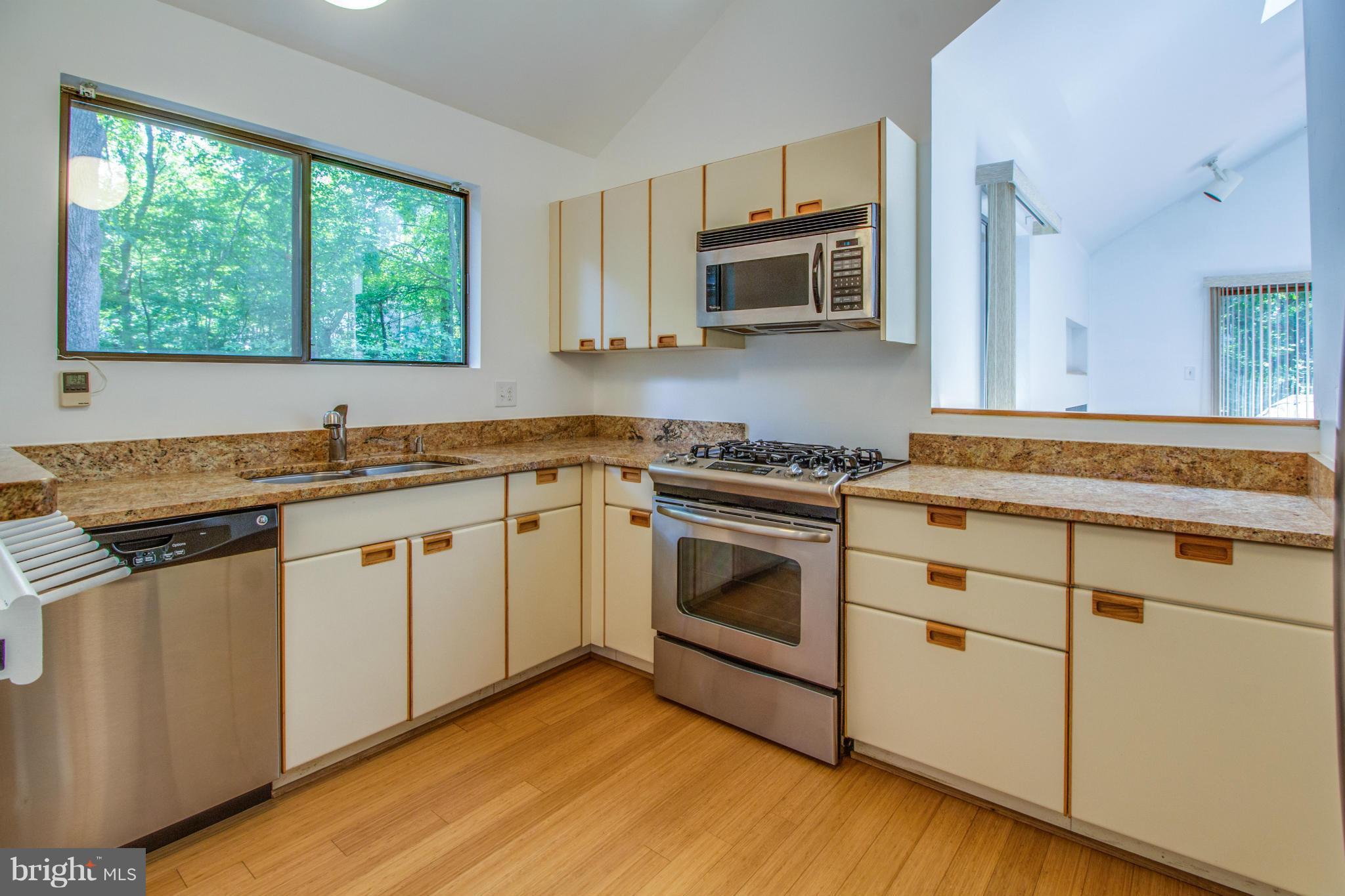 1673 Cedar Hollow Way Reston, VA 20194 - Photo 5 of 30 Kitchen