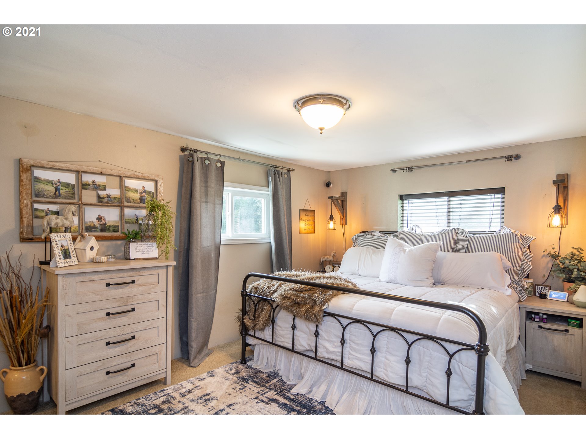 51998 Big Creek Road Myrtle Point, OR 97458 - Photo 19 of 32 a bedroom with a large bed and a window