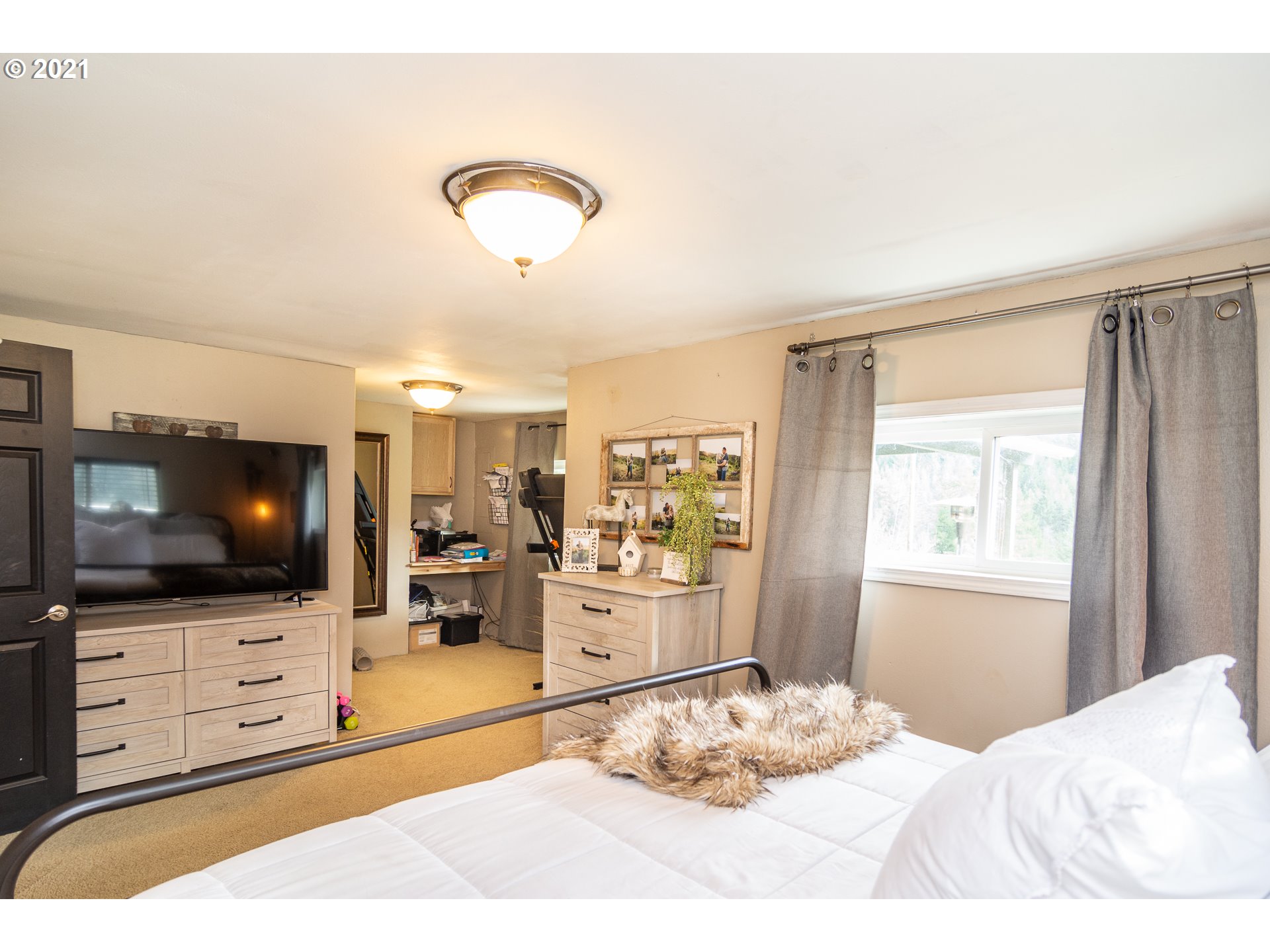 51998 Big Creek Road Myrtle Point, OR 97458 - Photo 20 of 32 a bedroom with a bed and flat screen tv
