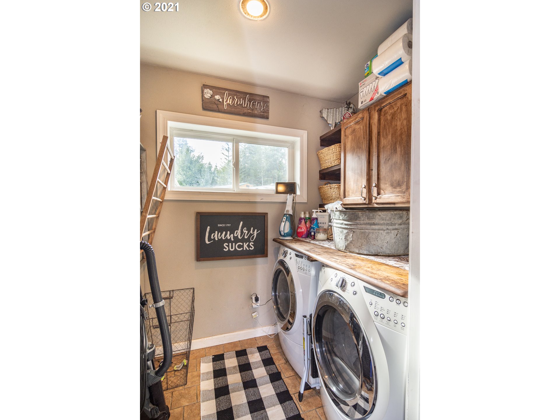 51998 Big Creek Road Myrtle Point, OR 97458 - Photo 23 of 32 a view of a room with washer and dryer