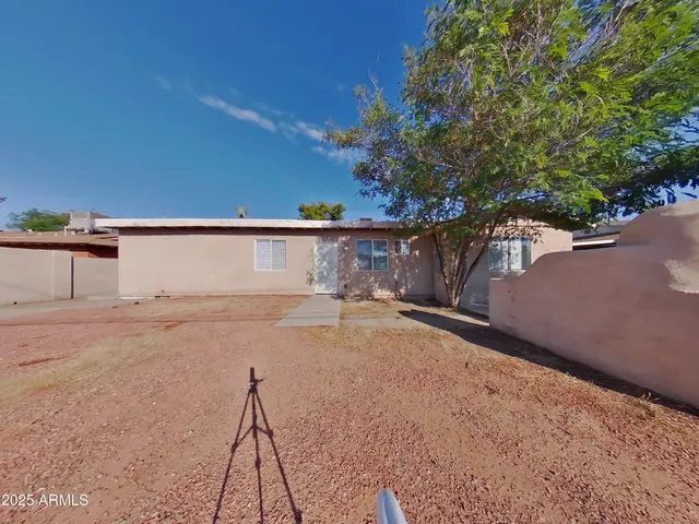 a view of a backyard