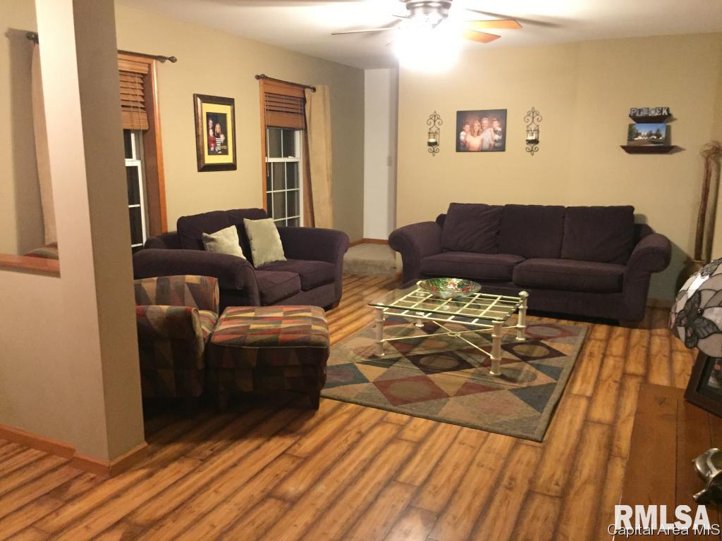 18 Drake Road Jacksonville, IL 62650 - Photo 2 of 19